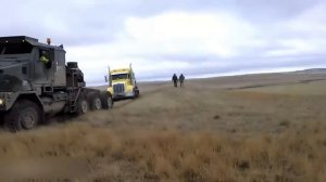 МОЩНЫЙ Oshkosh M1070E 8x8 ТАЩИТ ПО ГРЯЗИ PETERBILT 387