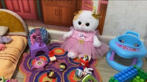 Ли-Лишка собирает на прогулку Принцессу ЛиЛи  / Семейка Баcиков и Мисс Фаина