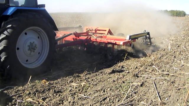 Борона дисковая БДМ 4х2 производства БДТ-АГРО с трактором МТЗ-1221. Сентябрь 2012г. смотреть онлайн
