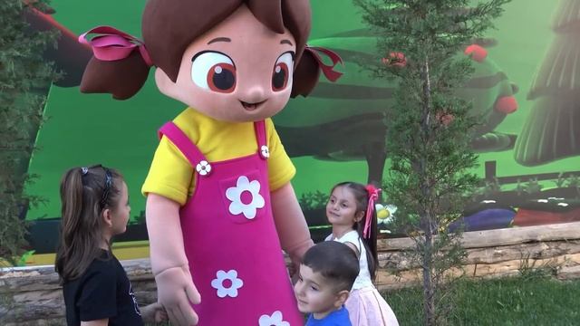 Gerçek Niloya'yı Bulduk Evini Gezip Bahçesinde Niloya Ile Oynadık || Eğlenceli Çocuk Videosu