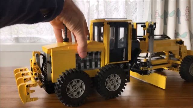 'Powered Up' RC road grader - An original Lego® creation by Jake Roos смотреть онлайн