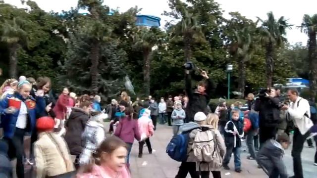 Фестиваль бумажных самолетов в Ялте. 12 апреля 2011. смотреть онлайн