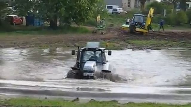 Lamborghini Champion 200 przejeżdża przez jezioro смотреть онлайн