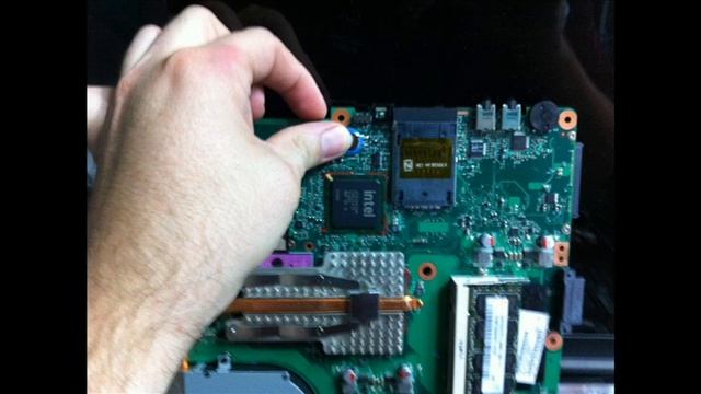 How to repair a Toshiba laptop that won't boot, black screen white curser, after the toshiba logo смотреть онлайн