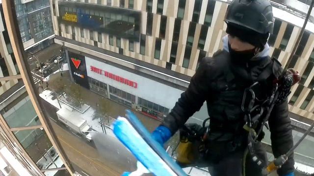 High Rise Window Cleaning in the Winter - Atrium on Bay смотреть онлайн