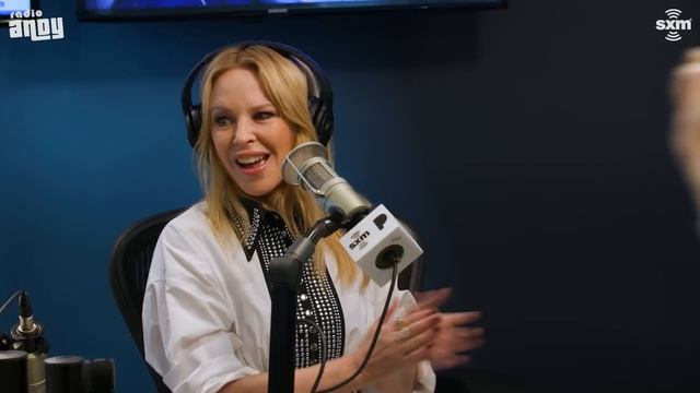 Kylie Minogue Sings "Padam Padam" to Andy Cohen смотреть онлайн