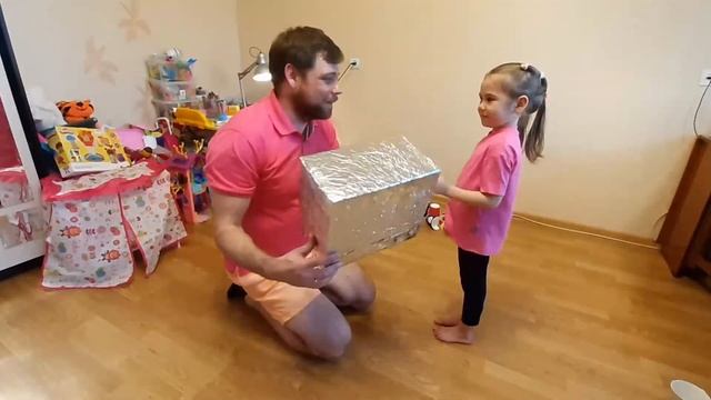 Настя и Папа играют в Стакан челлендж. Чем заняться дома с ребёнком. Игры во время карантина. смотреть онлайн