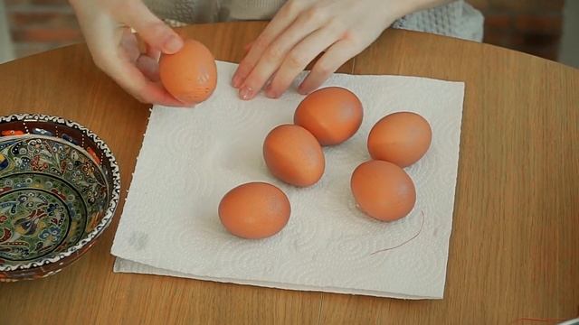 КАК ПОКРАСИТЬ ЯЙЦА В ЛУКОВОЙ ШЕЛУХЕ К ПАСХЕ смотреть онлайн