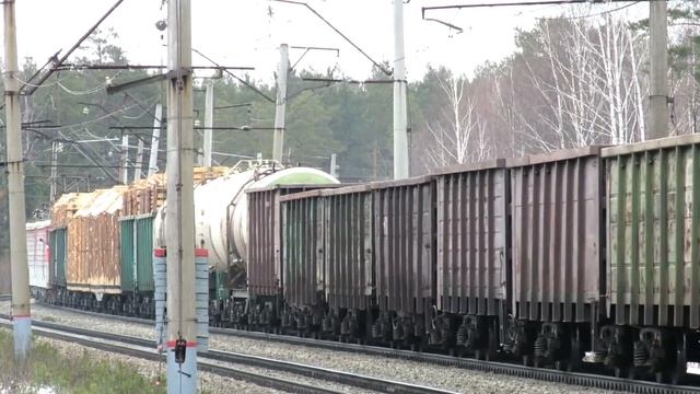 «ИДЕТ на ПОДЪЕМ» ВЛ11.8-694/691Б с грузовым поездом смотреть онлайн