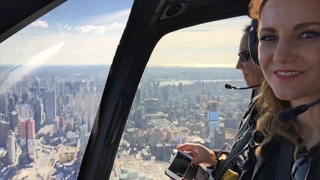 Helicopter flight over New York City // BUCKET LIST // Your Little Black Book смотреть онлайн