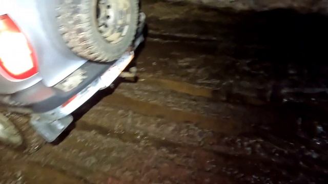 Выручаем друга, вытаскивать машину из грязи смотреть онлайн