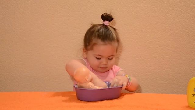 Купаем куклу пупсика в ванночке играем Bath time doll in the bath смотреть онлайн
