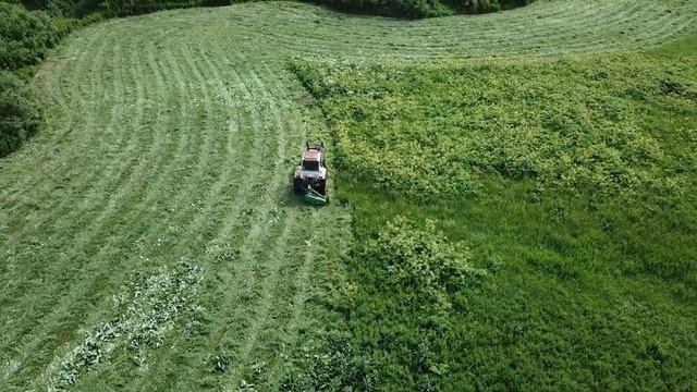 Кошение покоса КДН-210 с высоты птичьего полета. смотреть онлайн