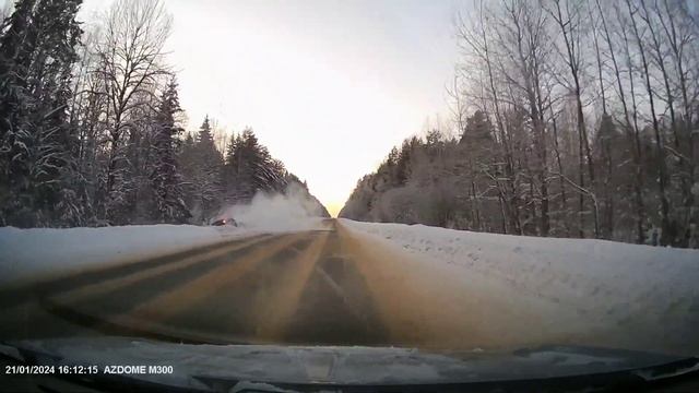 Машина пошла в занос. Все остались целыми и невредимыми. За рулём девушка. смотреть онлайн