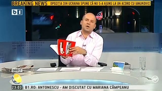 Radu Banciu prezinta o carte despre realizarile guvernului Ponta, avand toate paginile albe смотреть онлайн