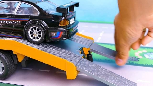 A tow truck helps a Jeep SUV with its problem смотреть онлайн