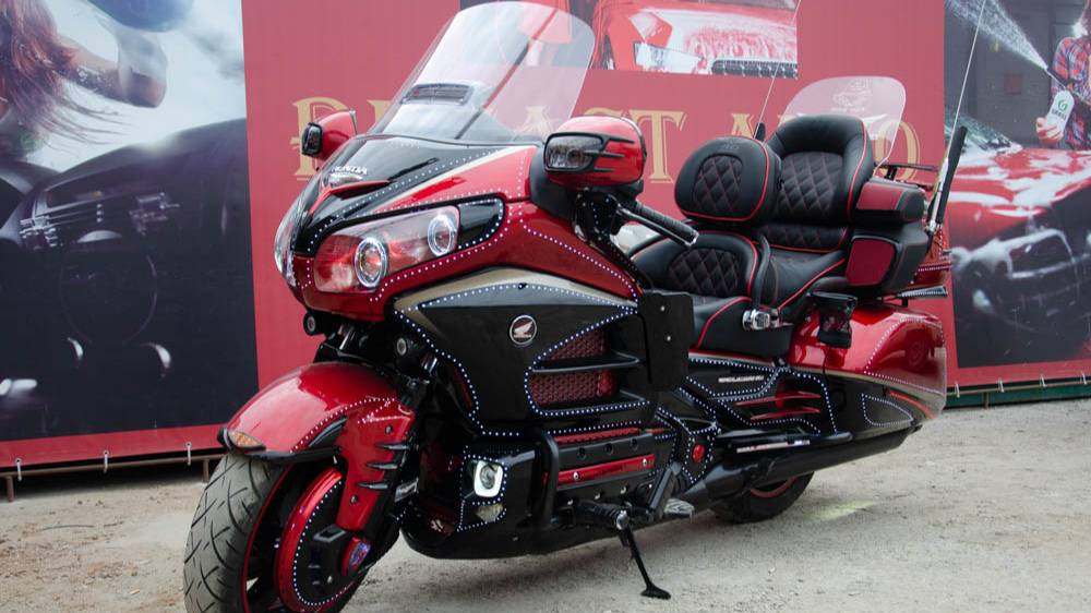 Юбилейная Honda Gold Wing GL-1800 2015 тюнинг смотреть онлайн