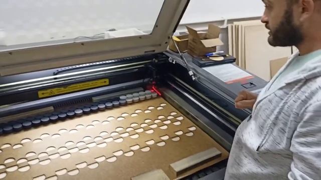 Как просто создать кондуктор / шаблон / ложемент для гравировки нескольких заготовок смотреть онлайн