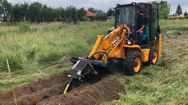 Мини экскаватор-погрузчик Venieri VF 1.33B UMAK. Прокладка траншеи траншеекопателем DIGGA 120 см. смотреть онлайн
