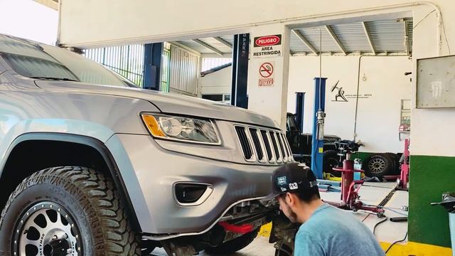 LE INSTALE JALONES DE ARRASTRE ROUGH COUNTRY AL JEEP WK2! смотреть онлайн