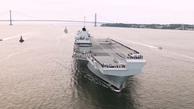 HMS Queen Elizabeth arrives in New York смотреть онлайн