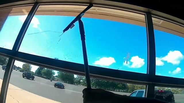 New two handed first video on cutting more time cleaning windows. Using two Highflyers смотреть онлайн