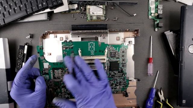 What can we salvage from the old laptop? смотреть онлайн