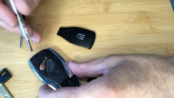 Skywell ET5 – замена батарейки в ключе автомобиля