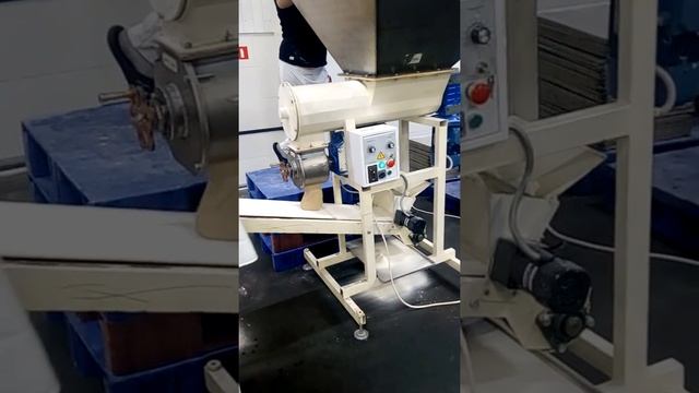 Тестоделитель Кузбасс 68-2М с встроенным транспортёром смотреть онлайн