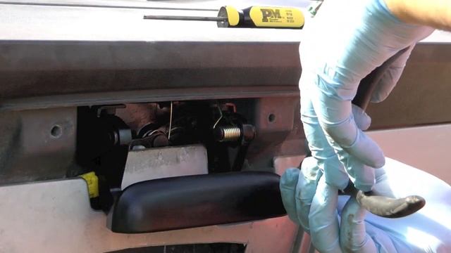 Chevy General Motors GMC Cadillac tailgate handle broken/won't open смотреть онлайн