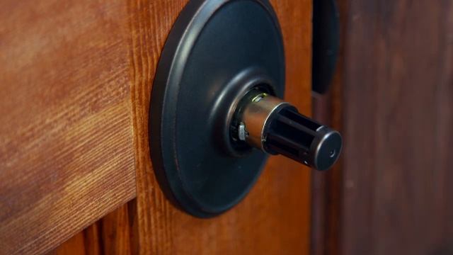 Switching the Handing of a Schlage Privacy/Passage Lever (F10/F40) смотреть онлайн