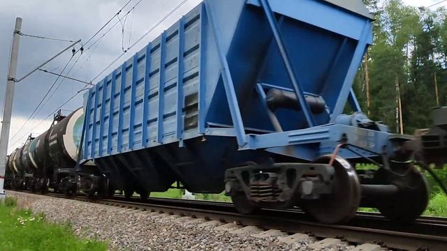 Приветливая бригада. ВЛ11.8-722/712А с грузовым поездом смотреть онлайн