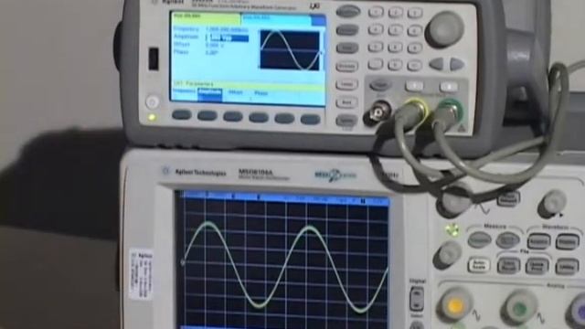 33500 Series Function Generator Phase Shift Capability смотреть онлайн