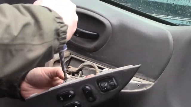 Changing a window switch - F150 (1999) смотреть онлайн