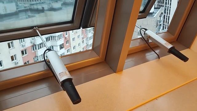 Штоковый электропривод APRIMATIC ST450 N 300 230V для дистанционного открывания окон и фрамуг смотреть онлайн