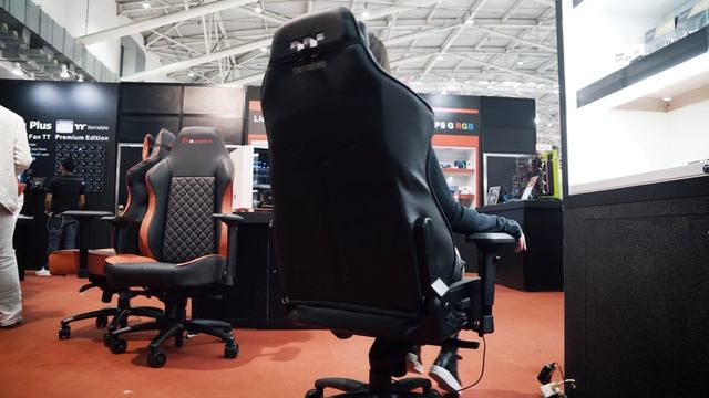 THE COOLEST GAMING CHAIR - Thermaltake - Computex 2017 смотреть онлайн