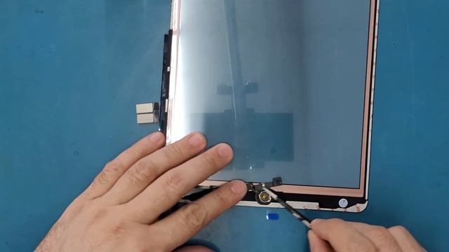 how to replace the screen/digitizer on iPad 7th/8th generation смотреть онлайн