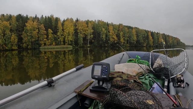 Окунь, щука, сеть и дождь. Это на одной рыбалке с лодки на спиннинг. Вытащил брошенную браками сеть. смотреть онлайн
