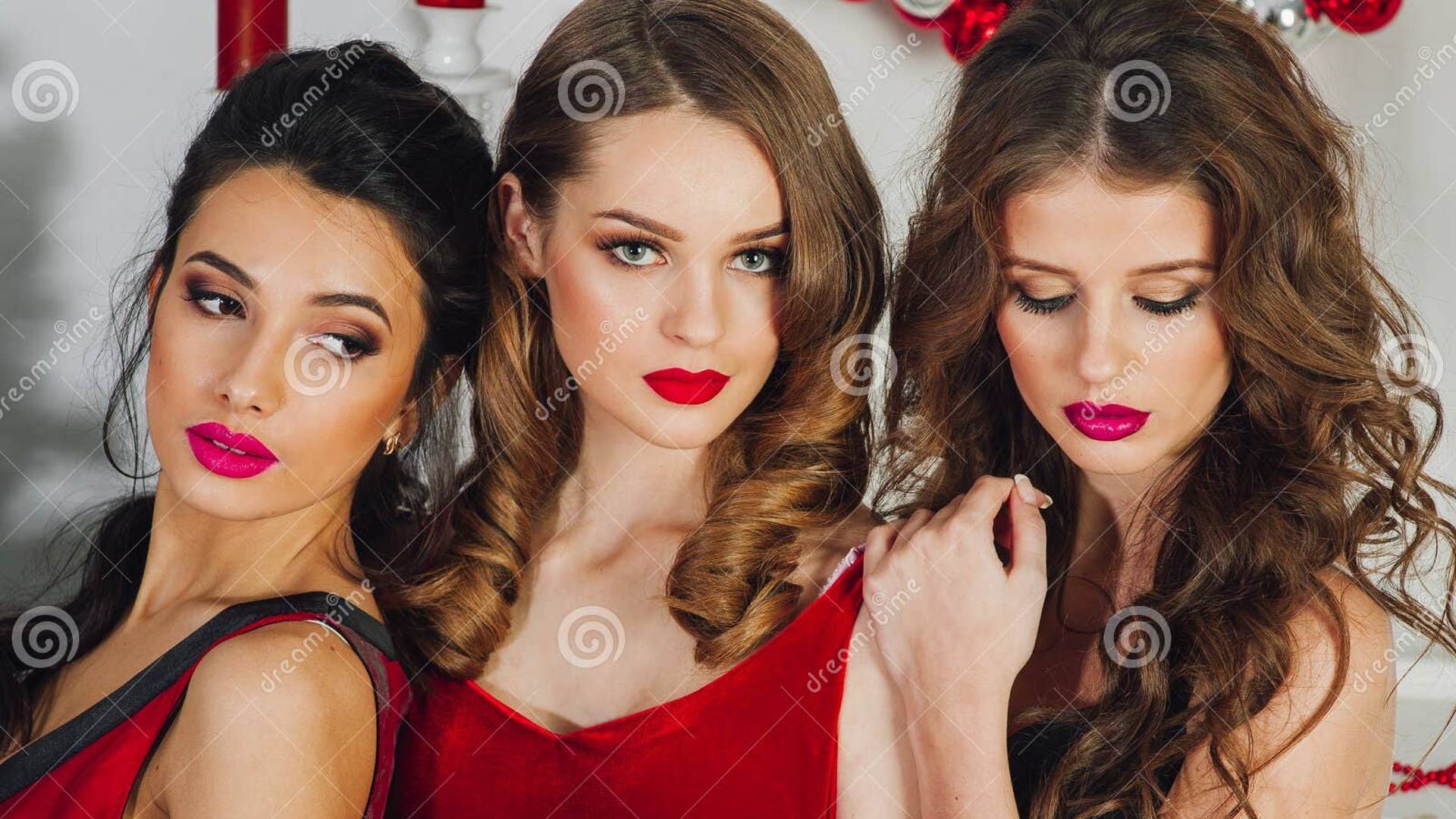 С тремя красивыми девчонками... смотреть онлайн