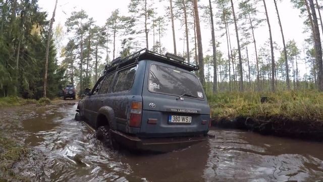 4x4 Offroad Land Cruiser 80 on 37" gets "almost" stuck смотреть онлайн