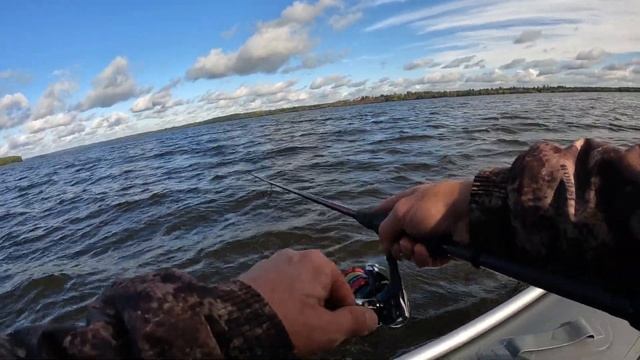 Ловим окуня на спиннинг. Рыбалка с лодки ПВХ НДНД на отводной поводок. Лучший отдых в выходные. смотреть онлайн