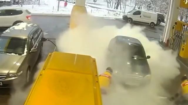 Моментальная реакция заправщиков на возгорание автомобиля » Триникси смотреть онлайн