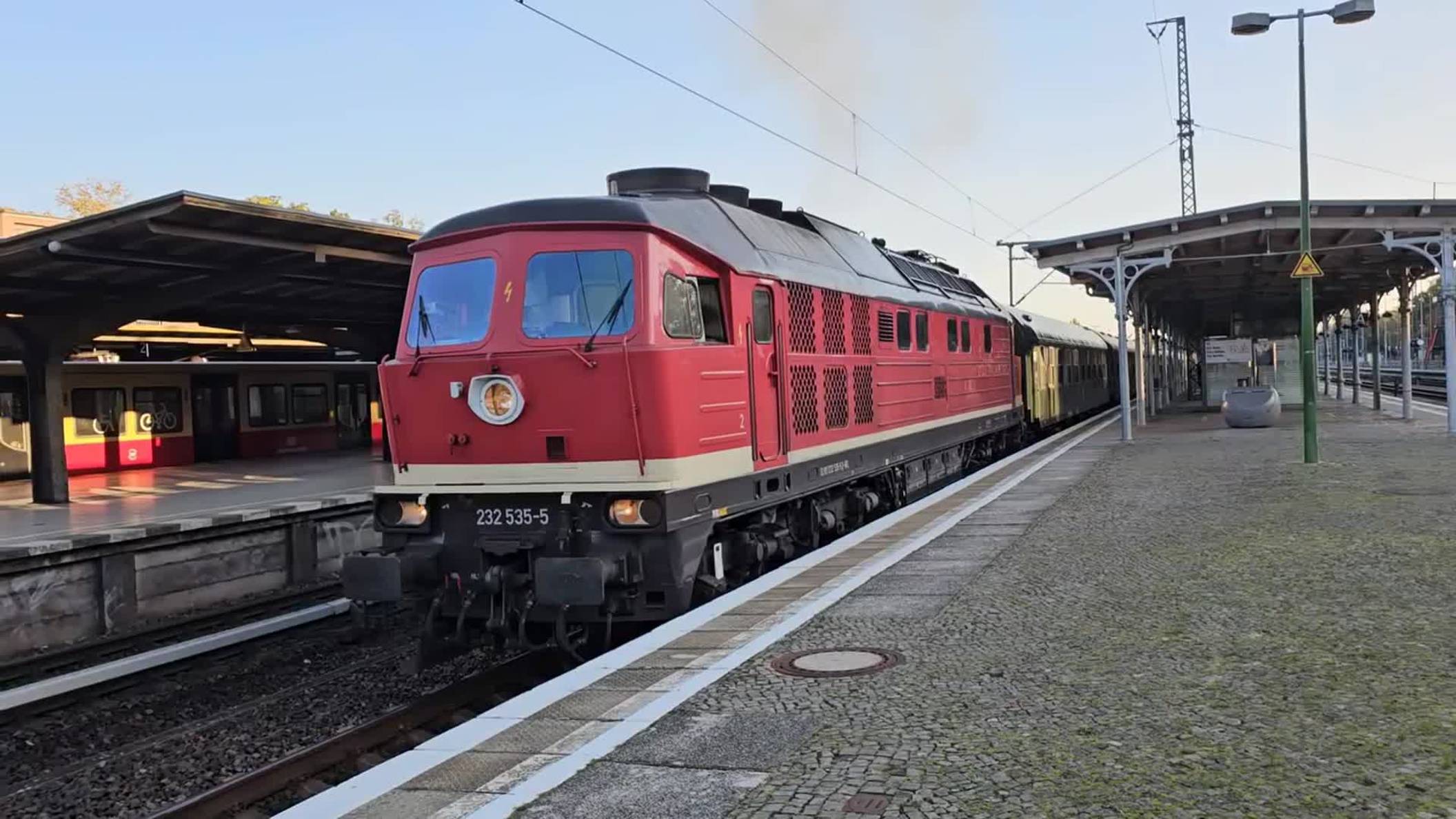 Берлин Ванзее, Тепловоз ТЭ109 с поездом отправляется в Веймар смотреть онлайн