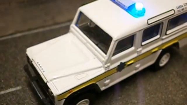 1/76th scale Oxford Die-cast Land Rover Defender "Garda" with flashing led`s. смотреть онлайн
