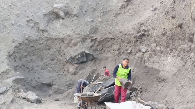 Строительство, на вершине утёса есть тревожно длинные трещины