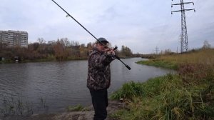 Показываю как я делаю заброс спиннингом с безинерционной катушкой. Нюансы заброса в разных условиях.