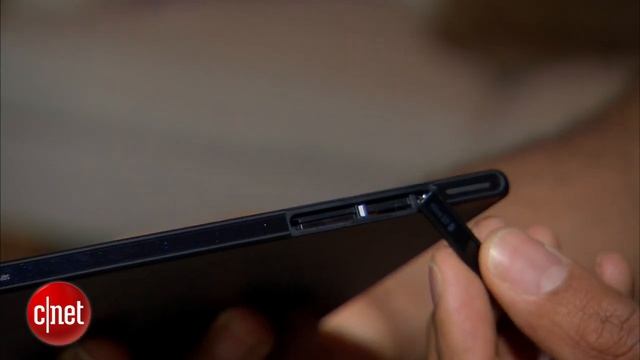 The Sony Xperia Tablet Z gets dunked in water смотреть онлайн