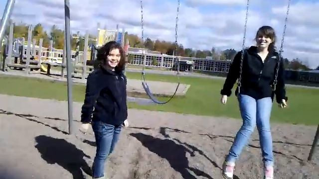 Fat girl breaks swing! смотреть онлайн