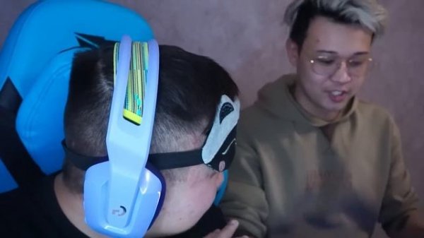 ПОДАРИЛ АЙПАД МЛАДШЕМУ БРАТУ и СДЕЛАЛ ПРОКАЧКУ в STANDOFF 2! Брат впервые играет с ipad В СТАНДОФФ 2