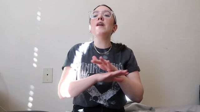 WHAT TO DO IF YOU'RE SINGLE ON VALENTINE'S DAY | Katie Carney смотреть онлайн